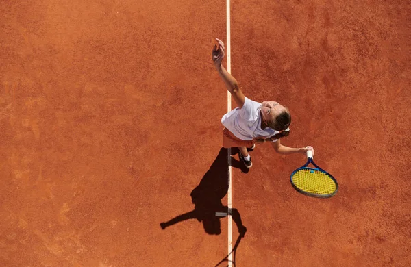Вид Зверху Професійного Тенісистки Обслуговує Тенісний Корті Точністю Потужністю — стокове фото