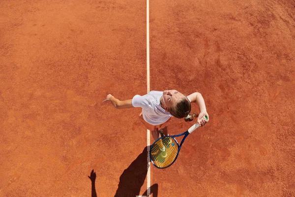 Вид Сверху Профессиональную Теннисистку Подает Теннисный Мяч Корте Изяществом Силой — стоковое фото