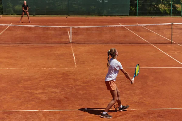 Giovani Ragazze Una Vivace Partita Tennis Una Giornata Sole Dimostrando — Foto Stock