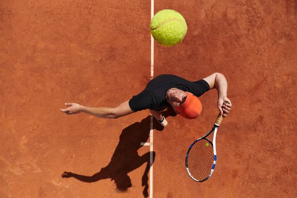 Profesyonel Bir Tenisçinin Üst Görüntüsü Tenis Topunu Hassas Güçlü Bir — Stok fotoğraf