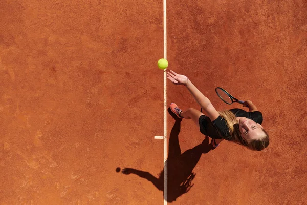 プロの女性テニス選手のトップビューは 精度とパワーでコート上のテニスボールを提供しています — ストック写真