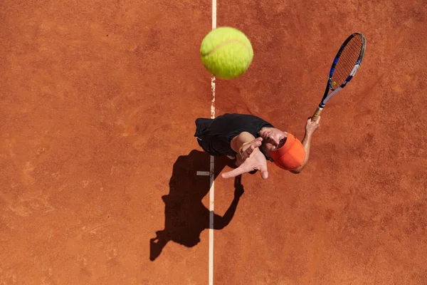 职业网球选手的头像精准而有力地在球场上为网球服务 — 图库照片