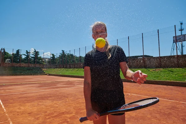 Avant Son Entraînement Joueuse Tennis Joue Joyeusement Avec Une Balle — Photo