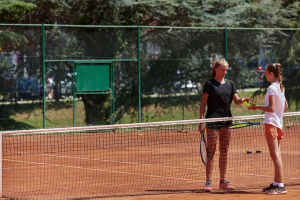 Tenis Oyuncuları Hazır Odaklanmış Bir Şekilde Tenis Kortunda Bir Araya — Stok fotoğraf