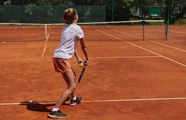 테니스 선수는 정밀도 결단력을 가지고 테니스장에서 일하면서 자신의 기술을 향상시키는 — 스톡 사진