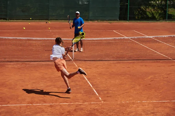 Una Tenista Profesional Entrenador Entrenando Día Soleado Cancha Tenis Formación — Foto de Stock