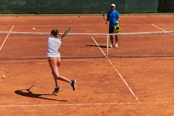 Una Tenista Profesional Entrenador Entrenando Día Soleado Cancha Tenis Formación —  Fotos de Stock