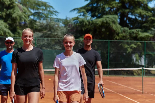 Tennis Club Insieme Dopo Duro Allenamento Mostrando Loro Dedizione Duro — Foto Stock