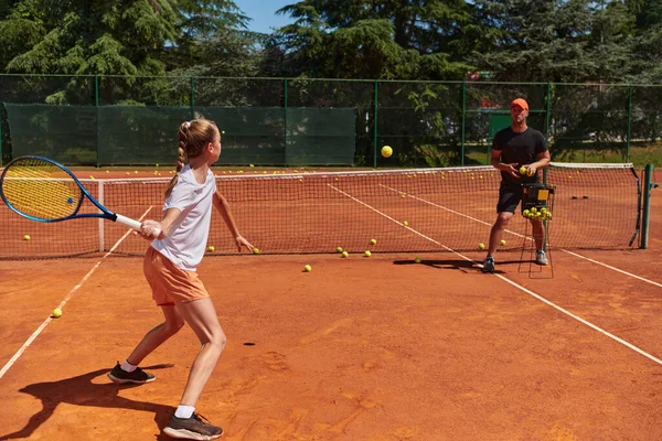 Profesjonalna Tenisistka Jej Trener Trenują Słoneczny Dzień Korcie Tenisowym Szkolenie — Zdjęcie stockowe