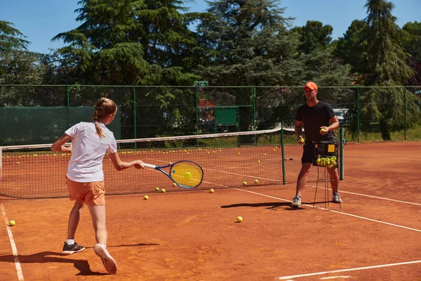 Una Tennista Professionista Suo Allenatore Allenano Una Giornata Sole Campo — Foto Stock