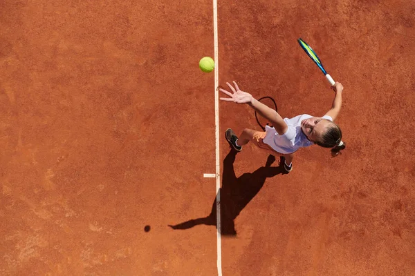 Eine Professionelle Tennisspielerin Bedient Den Tennisball Auf Dem Platz Mit — Stockfoto