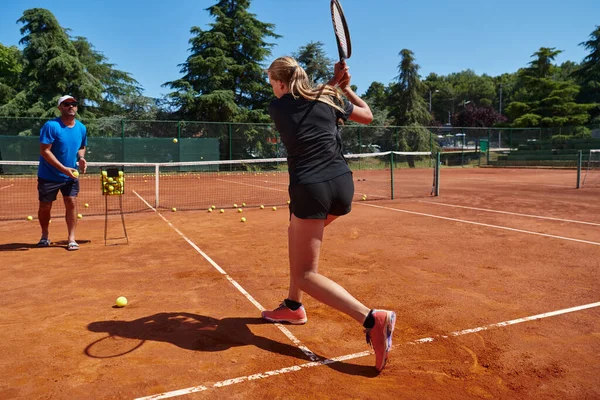 Professionell Tennisspelare Och Hennes Tränarträning Solig Dag Tennisbanan Utbildning Och — Stockfoto