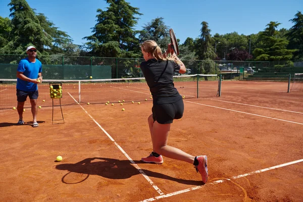Een Professionele Tennisspeelster Haar Coach Trainen Een Zonnige Dag Tennisbaan — Stockfoto