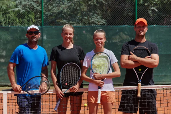 Tenisz Klub Együtt Kemény Edzés Után Bemutatva Elkötelezettségüket Kemény Munka — Stock Fotó