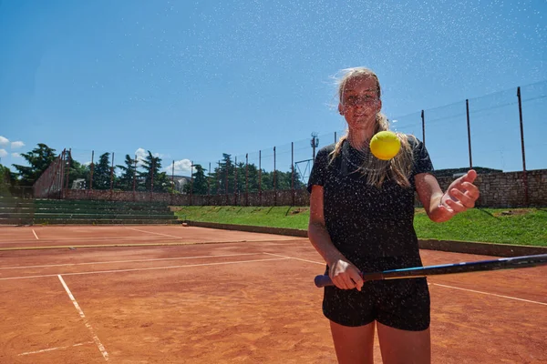 Eğitiminden Önce Tenis Oyuncusu Sevinçle Tenis Topuyla Oynuyor Coşku Neşe — Stok fotoğraf