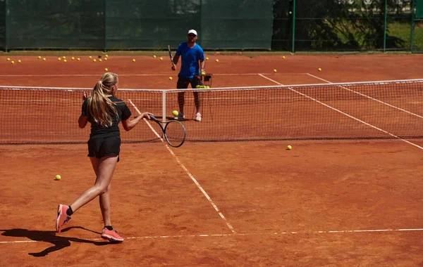 Profesyonel Bir Tenisçi Onun Koçu Tenis Kortunda Güneşli Bir Günde — Stok fotoğraf