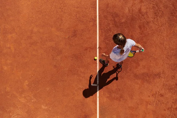 Вид Зверху Професійного Тенісистки Обслуговує Тенісний Корті Точністю Потужністю — стокове фото