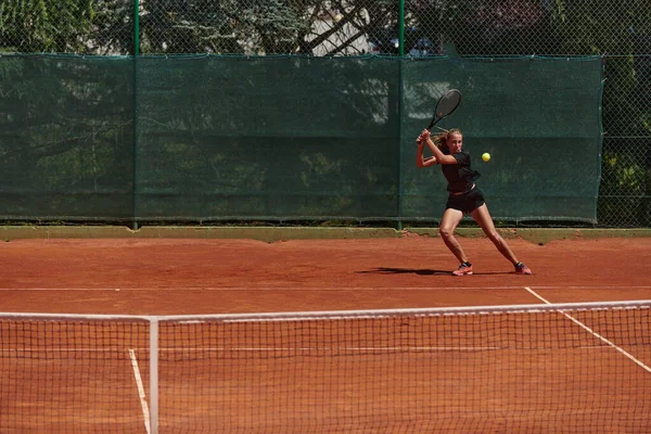 Ένα Νεαρό Κορίτσι Που Δείχνει Επαγγελματικές Δεξιότητες Τένις Ένα Ανταγωνιστικό — Φωτογραφία Αρχείου