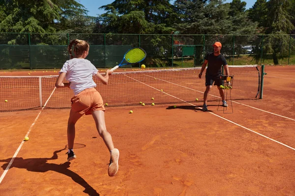 Pemain Tenis Profesional Dan Pelatihnya Berlatih Pada Hari Yang Cerah — Stok Foto