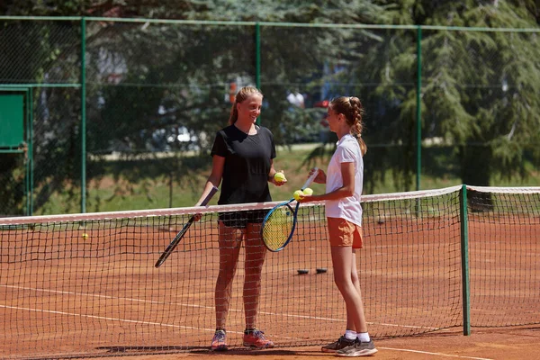 Joueurs Tennis Debout Ensemble Sur Court Tennis Prêts Concentrés Préparant — Photo