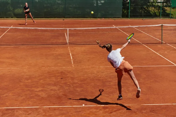 Genç Kızlar Güneşli Bir Günde Canlı Bir Tenis Maçında Modern — Stok fotoğraf