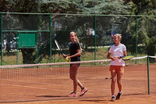 Παίκτες Του Τένις Στέκονται Μαζί Στο Γήπεδο Του Τένις Έτοιμοι — Φωτογραφία Αρχείου
