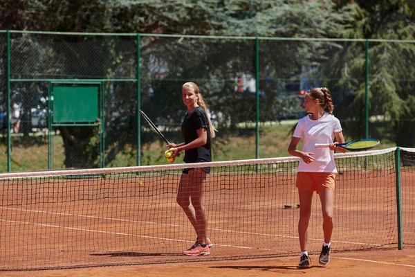 Joueurs Tennis Debout Ensemble Sur Court Tennis Prêts Concentrés Préparant — Photo