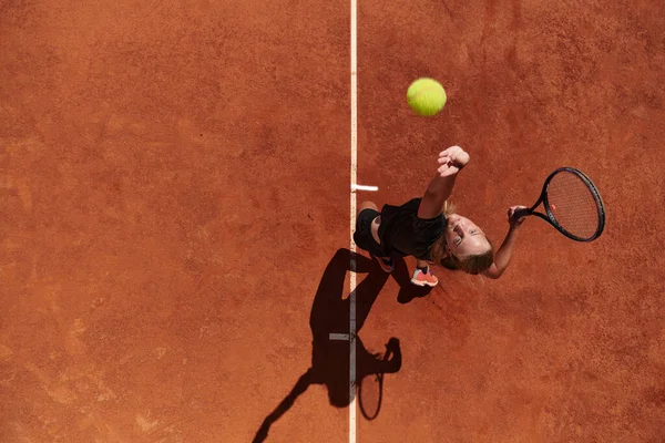 Top Kilátás Egy Profi Női Teniszező Szolgálja Teniszlabda Pályán Pontossággal — Stock Fotó