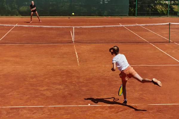 Unga Flickor Livlig Tennismatch Solig Dag Visar Sina Färdigheter Och — Stockfoto