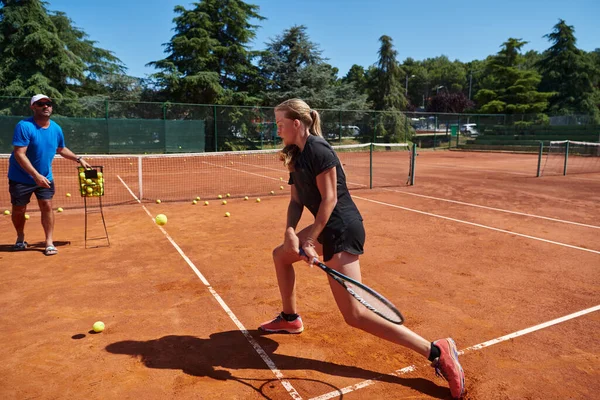 プロのテニス選手と彼女のコーチのトレーニングは テニスコートで晴れた日に プロのテニス選手のトレーニングと準備 — ストック写真