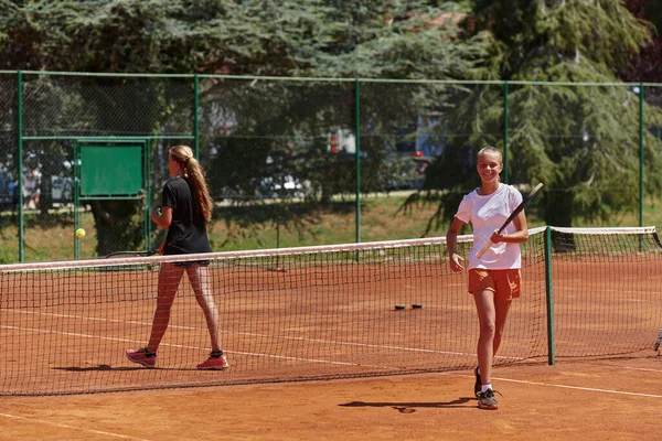 Tenisz Játékosok Állnak Együtt Teniszpályán Kiegyensúlyozott Koncentrált Felkészülve Mérkőzés Kezdetére — Stock Fotó