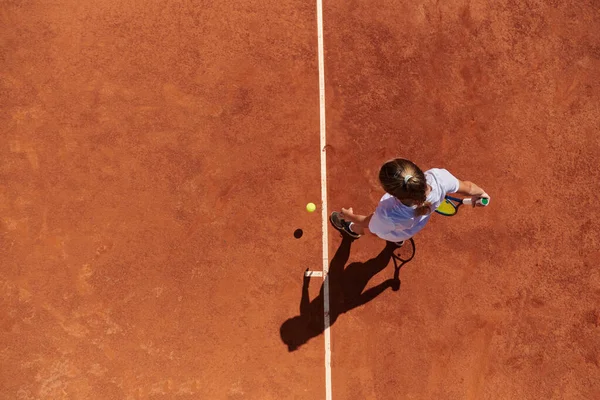 Profesyonel Bir Bayan Tenisçinin Üst Görüntüsü Tenis Topunu Sahada Hassas — Stok fotoğraf