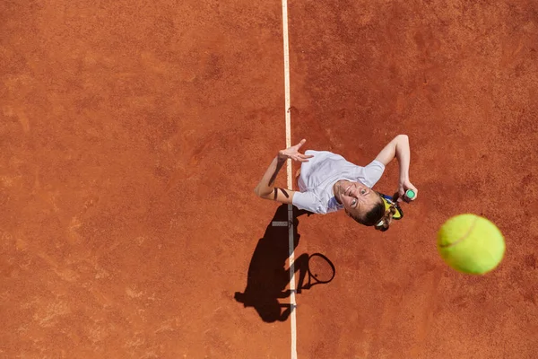 정밀도 힘으로 코트에서 테니스 제공하는 테니스 선수의 — 스톡 사진