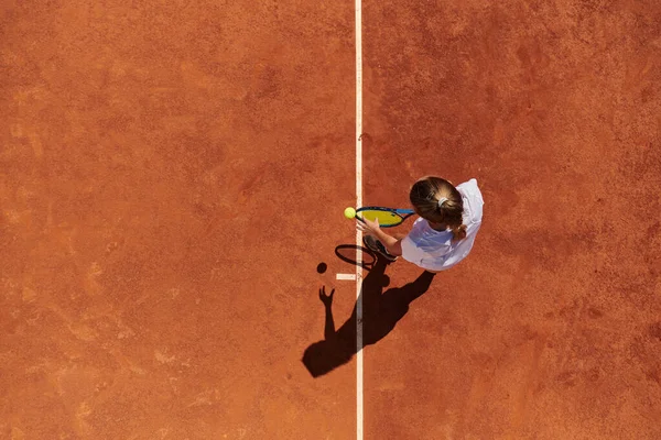 Вид Сверху Профессиональную Теннисистку Подает Теннисный Мяч Корте Изяществом Силой — стоковое фото