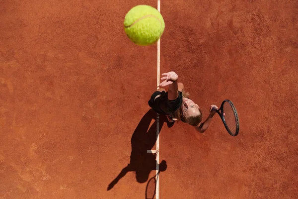 Top View Professional Female Tennis Player Serves Tennis Ball Court — Stock Photo, Image