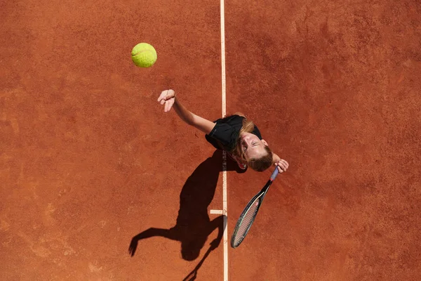 Vue Dessus Une Joueuse Tennis Professionnelle Sert Balle Tennis Sur — Photo