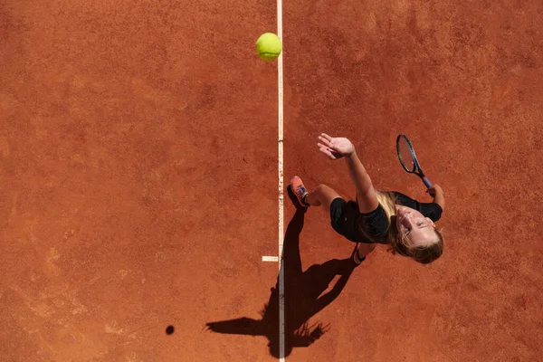 Ovanifrån Professionell Kvinnlig Tennisspelare Tjänar Tennisbollen Banan Med Precision Och — Stockfoto