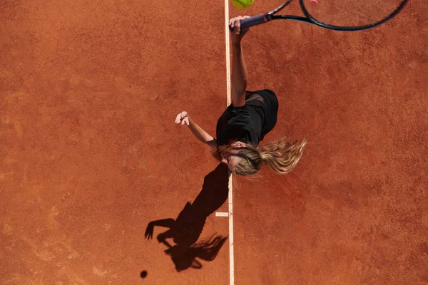 Vista Superior Una Jugadora Tenis Profesional Sirve Pelota Tenis Cancha —  Fotos de Stock