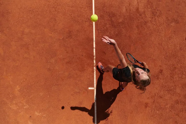 Vista Superior Una Jugadora Tenis Profesional Sirve Pelota Tenis Cancha — Foto de Stock