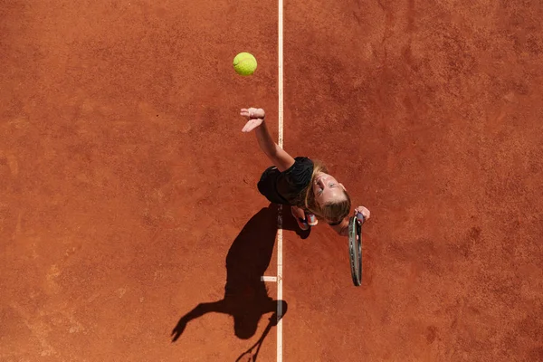 Vista Superior Una Jugadora Tenis Profesional Sirve Pelota Tenis Cancha —  Fotos de Stock