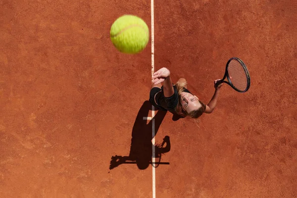 Top Kilátás Egy Profi Női Teniszező Szolgálja Teniszlabda Pályán Pontossággal — Stock Fotó