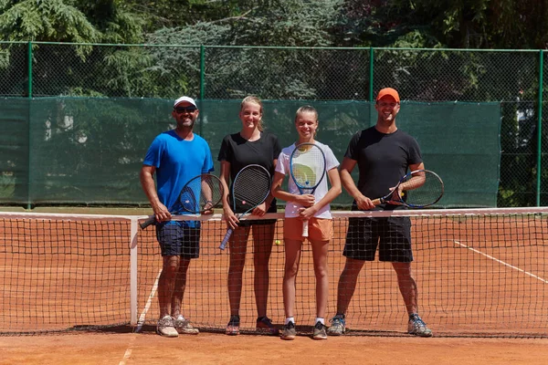 Clube Tênis Juntos Após Treinamento Duro Mostrando Sua Dedicação Trabalho — Fotografia de Stock