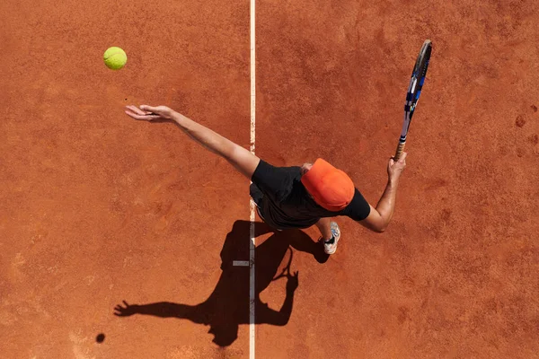 Vista Superior Tenista Profissional Serve Bola Tênis Quadra Com Precisão — Fotografia de Stock