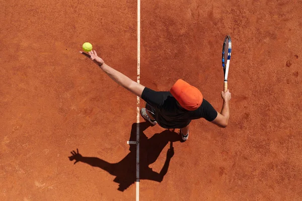 정밀도 가지고 코트에서 테니스 제공하는 테니스 선수의 — 스톡 사진