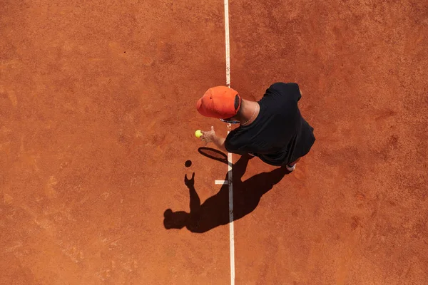 Ein Professioneller Tennisspieler Bedient Den Tennisball Auf Dem Platz Mit — Stockfoto