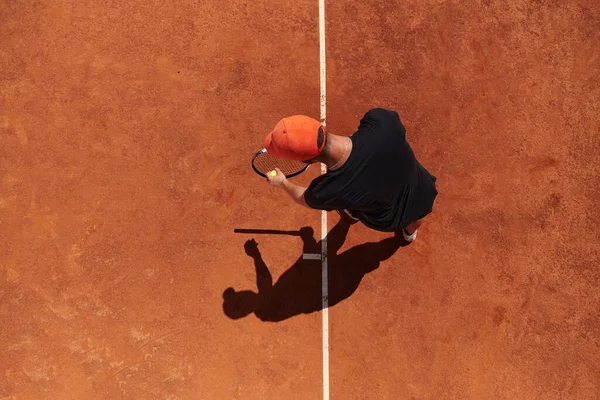 プロのテニス選手のトップビューは 精度とパワーでコート上のテニスボールを提供しています — ストック写真