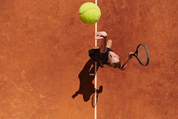 Vista Dall Alto Una Tennista Professionista Serve Palla Tennis Sul — Foto Stock