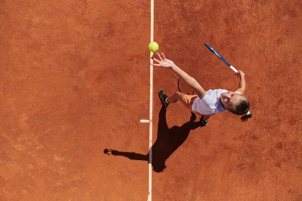 Profesyonel Bir Bayan Tenisçinin Üst Görüntüsü Tenis Topunu Sahada Hassas — Stok fotoğraf