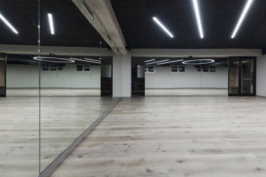 Dekoratif grafiti ile süslenmiş boş bir dans salonu, çağdaş, kentsel sanatsal ambiyans ve etkileyici estetik bir füzyon sunuyor.