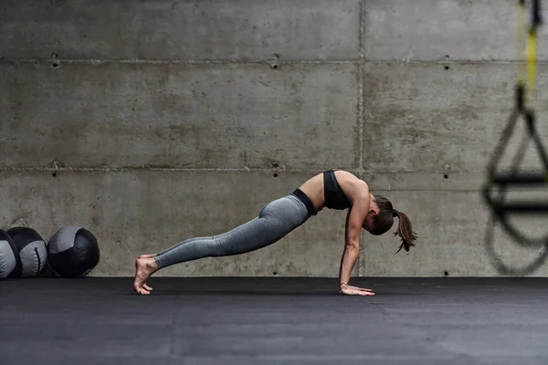 Fit Vrouw Een Moderne Fitnessruimte Werken Flexibiliteit Kracht Door Middel — Stockfoto